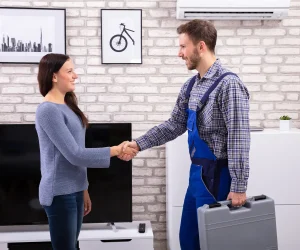 Imagen de un técnico y una clienta dándose la mano al contratar un servicio a domicilio